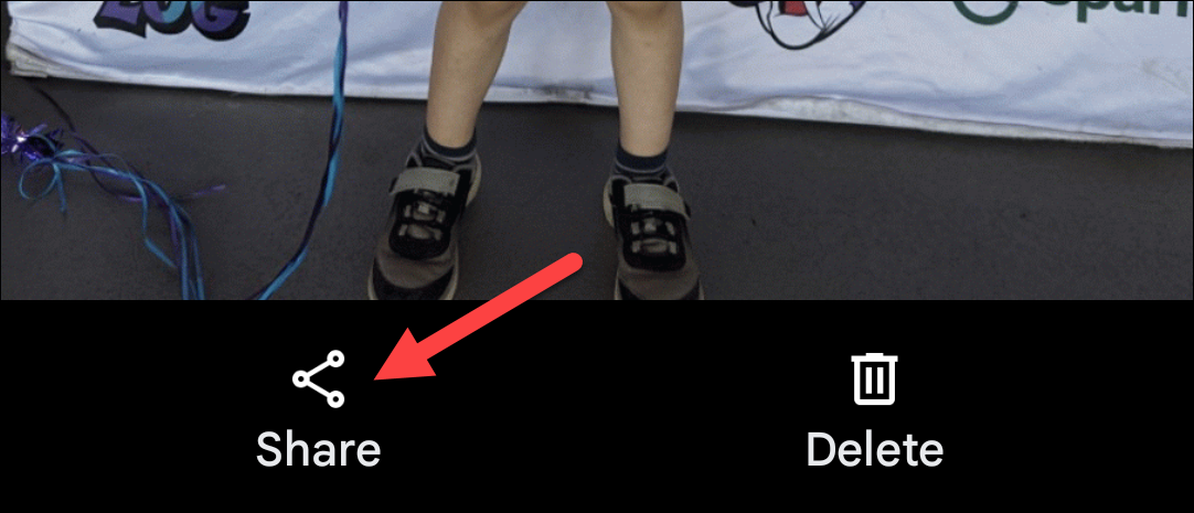 Нажмите «Поделиться», чтобы отправить GIF в другое приложение