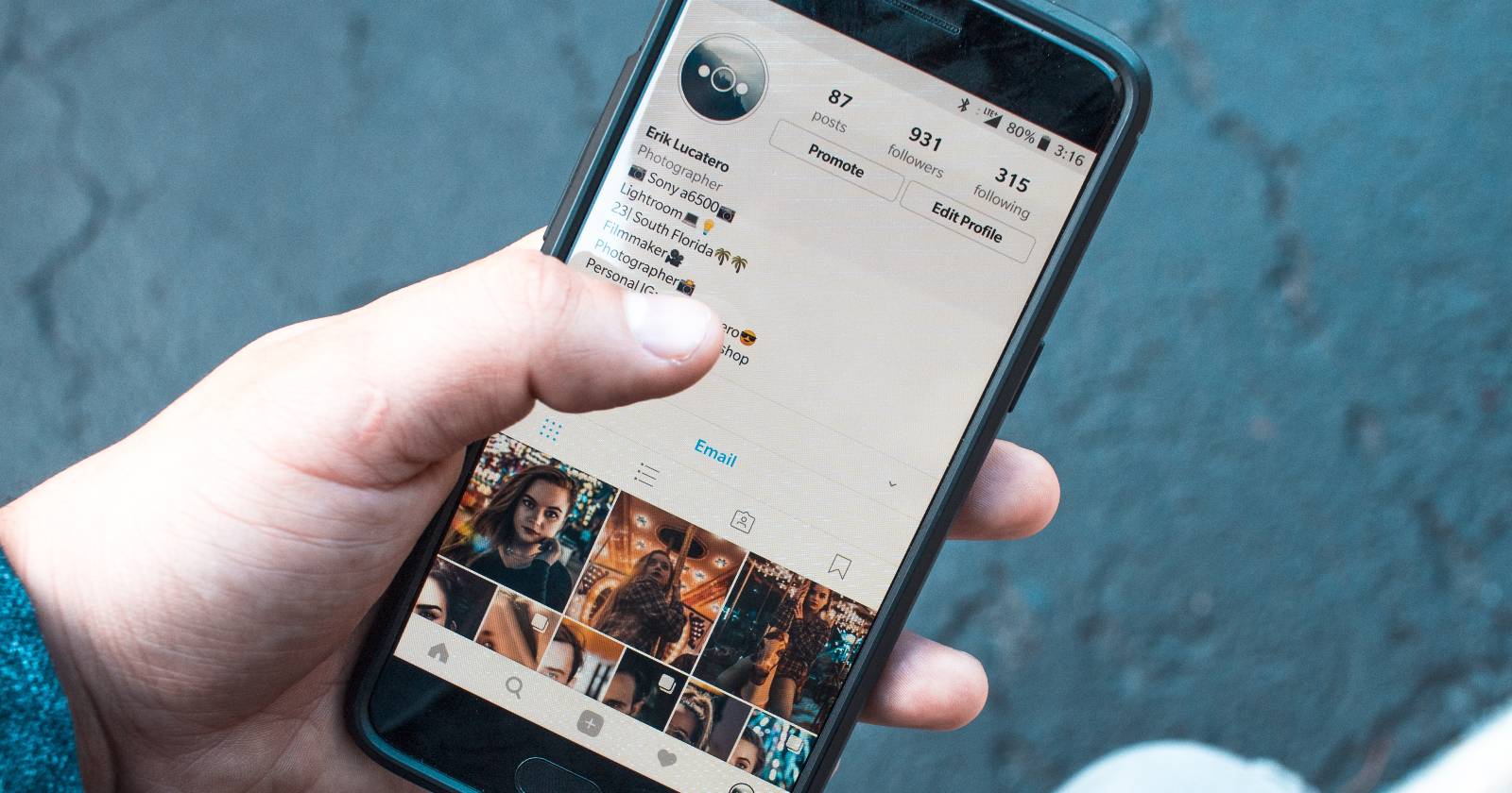 Человек просматривает ленту Instagram на смартфоне