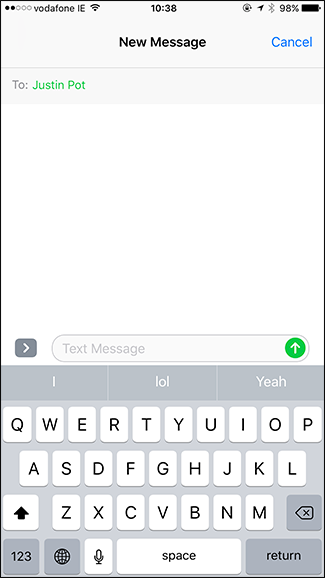 Скриншот английской клавиатуры iOS с видимой кнопкой глобуса