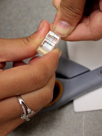 Провода в коннекторе перед обжимом