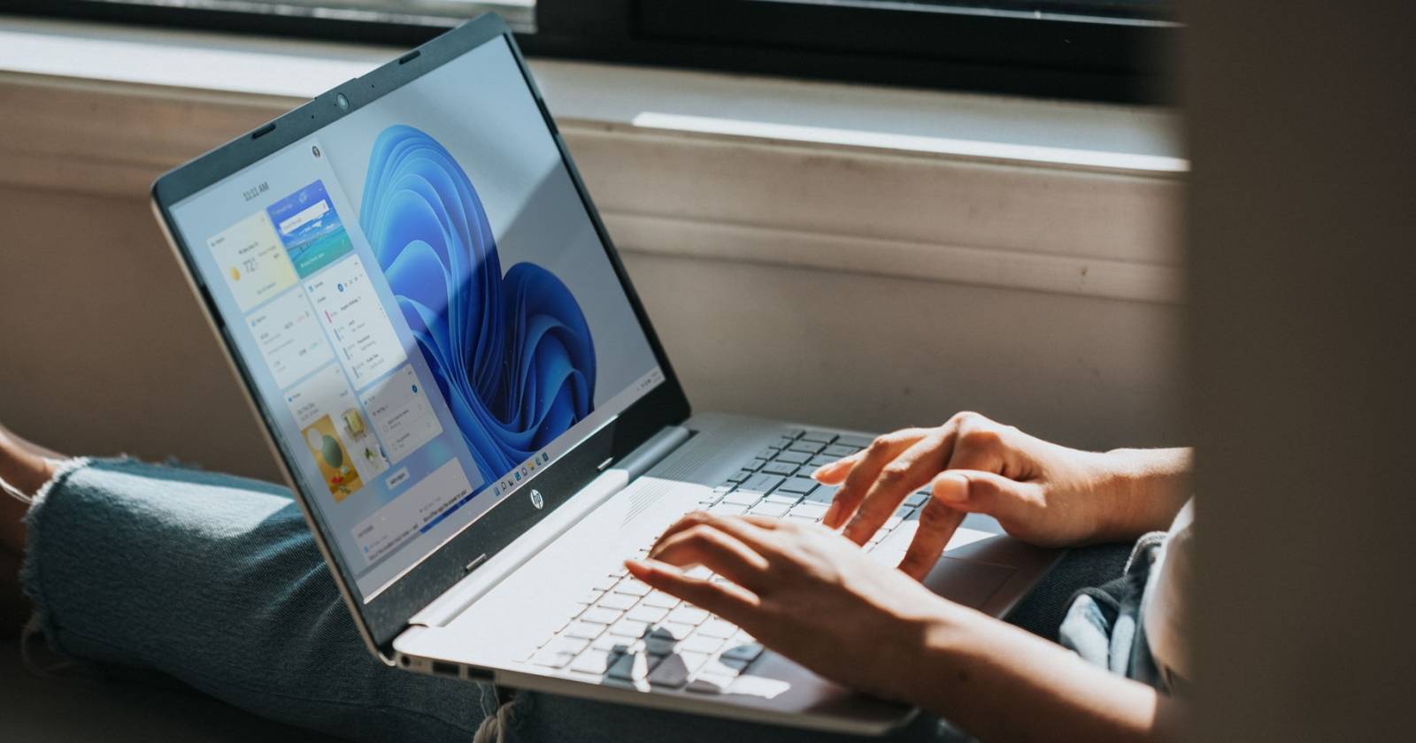Человек работает за ноутбуком под Windows