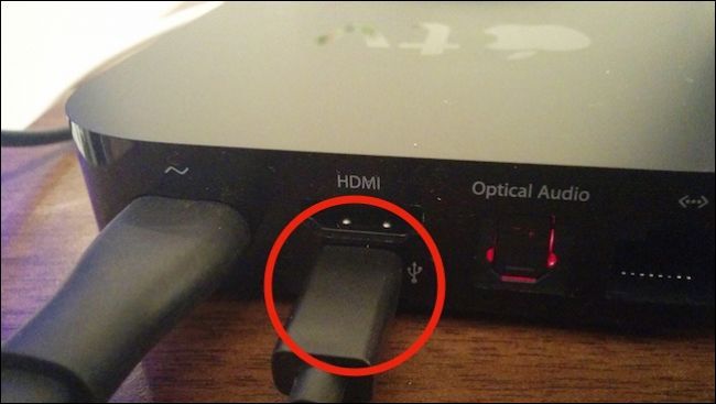 Подключение USB/USB-C кабеля к задней панели Apple TV