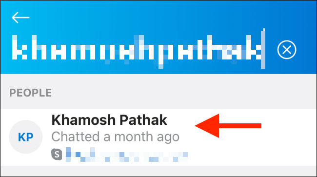 Удерживание имени контакта для открытия меню на мобильном