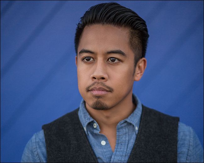 Портрет на фоне деревянной стены: текстура и линии стены направляют взгляд