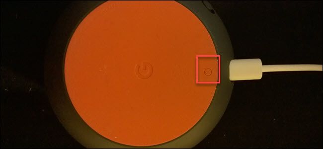 Google Home Mini с выделенной зоной кнопки сброса на нижней стороне