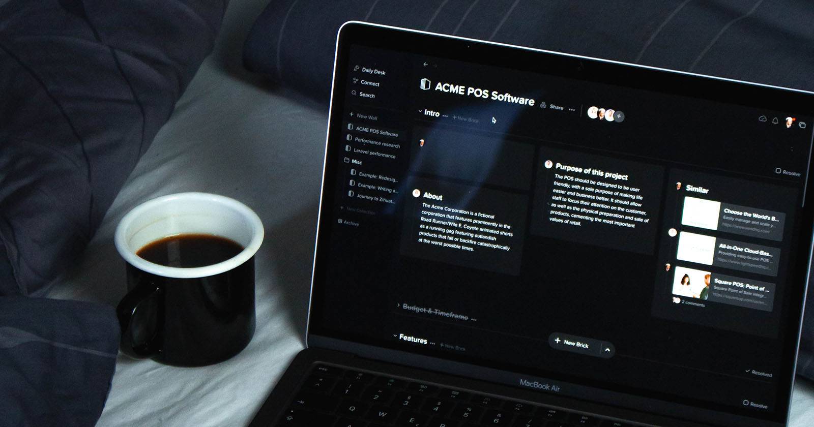 Ноутбук в тёмной теме, экран с интерфейсом в тёмных тонах