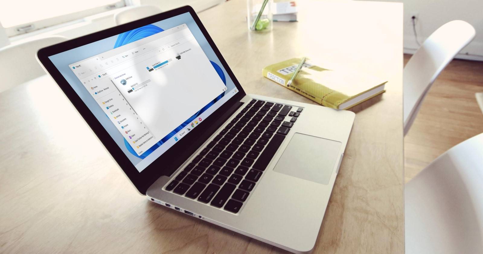 Файловый проводник открыт на серебристом ноутбуке с Windows