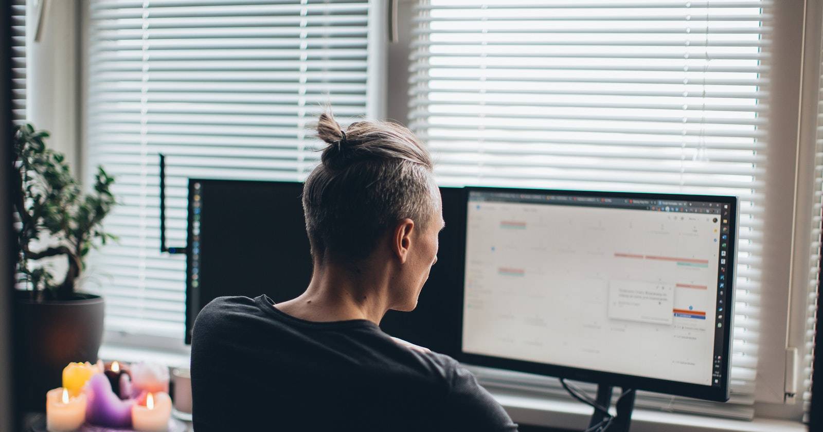 Мужчина работает за компьютером