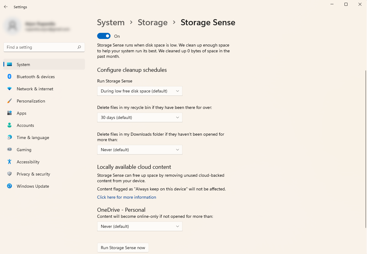 Панель настроек Storage Sense в Windows 11 с включенной автоматической очисткой