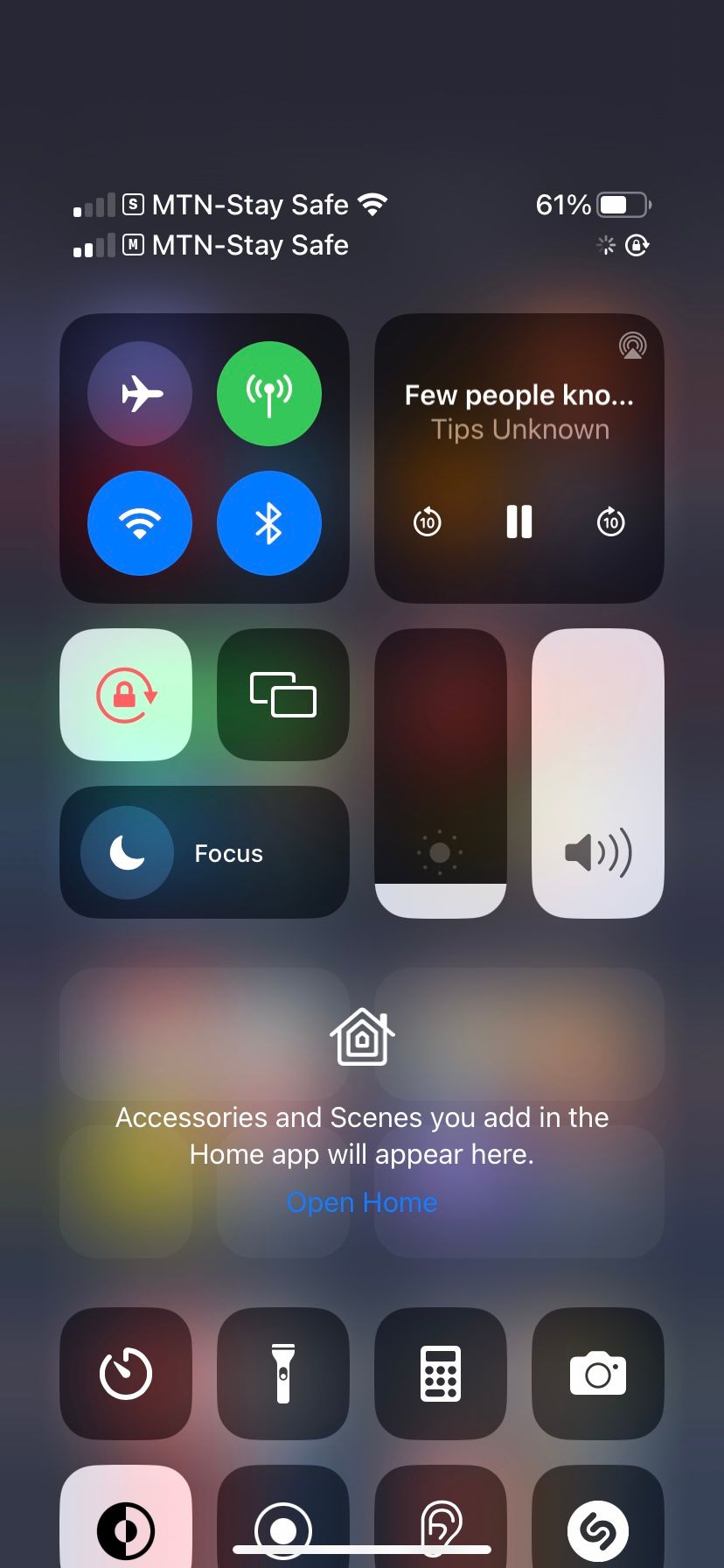 Пункт управления iPhone с элементами управления воспроизведением