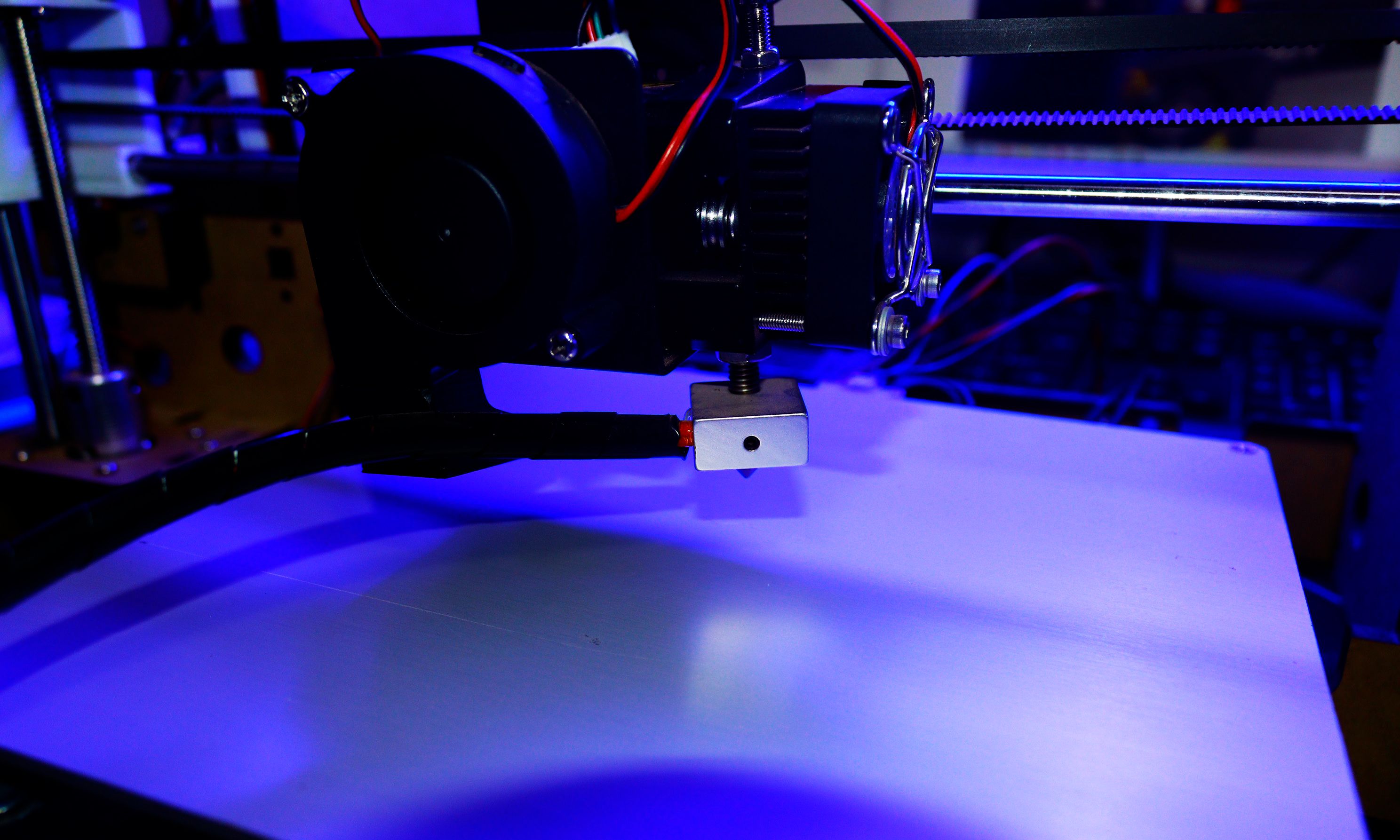 Сопло Anet A8 передвигается к поверхности стола