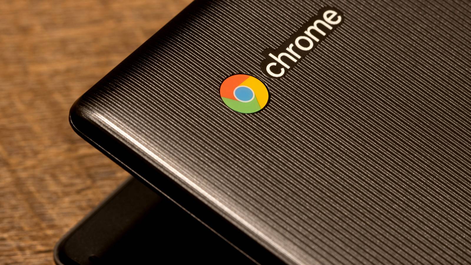 Chromebook с логотипом Chrome OS