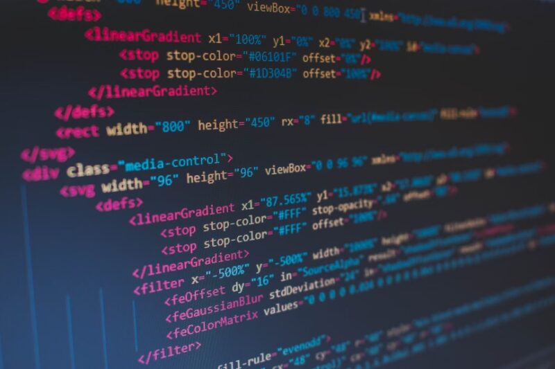 Código HTML de una página web con elementos superpuestos.