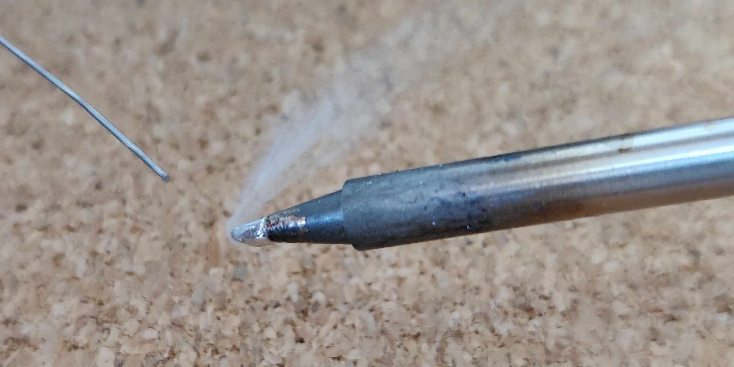 Дым от горящего флюса исчезает с жала паяльника