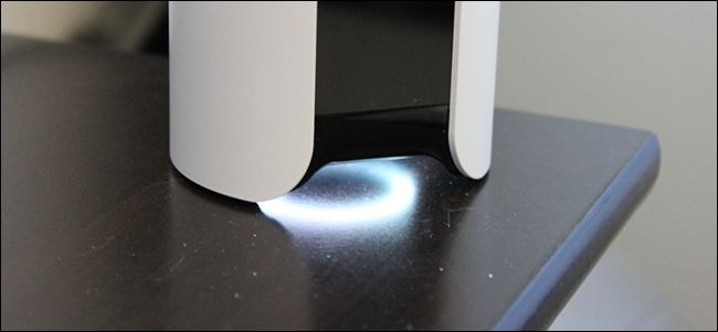 Подключенная к питанию камера Canary с белым индикатором