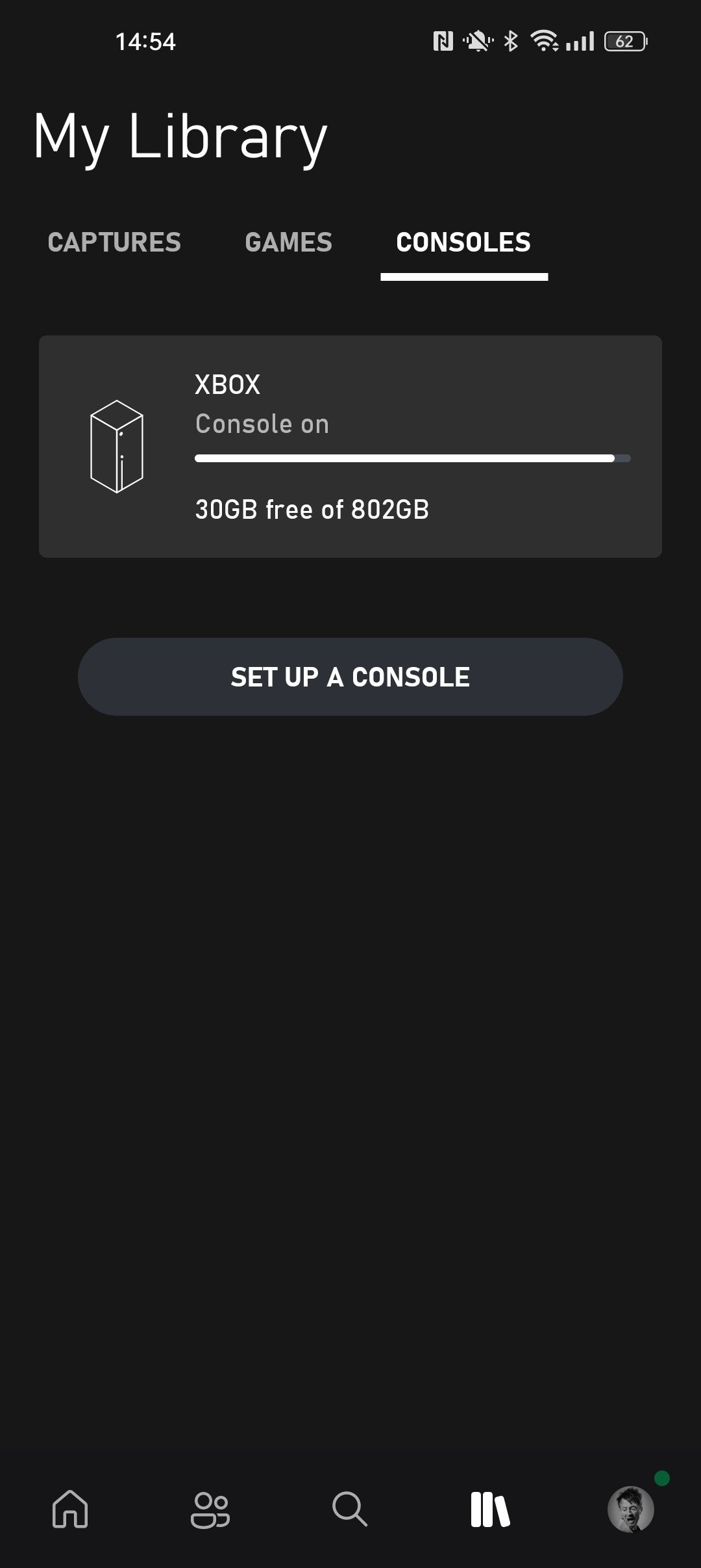 Скриншот приложения Xbox с выделенными пунктами Моя библиотека и Консоли