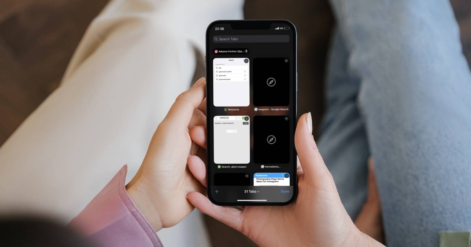 Человек использует Safari на iPhone