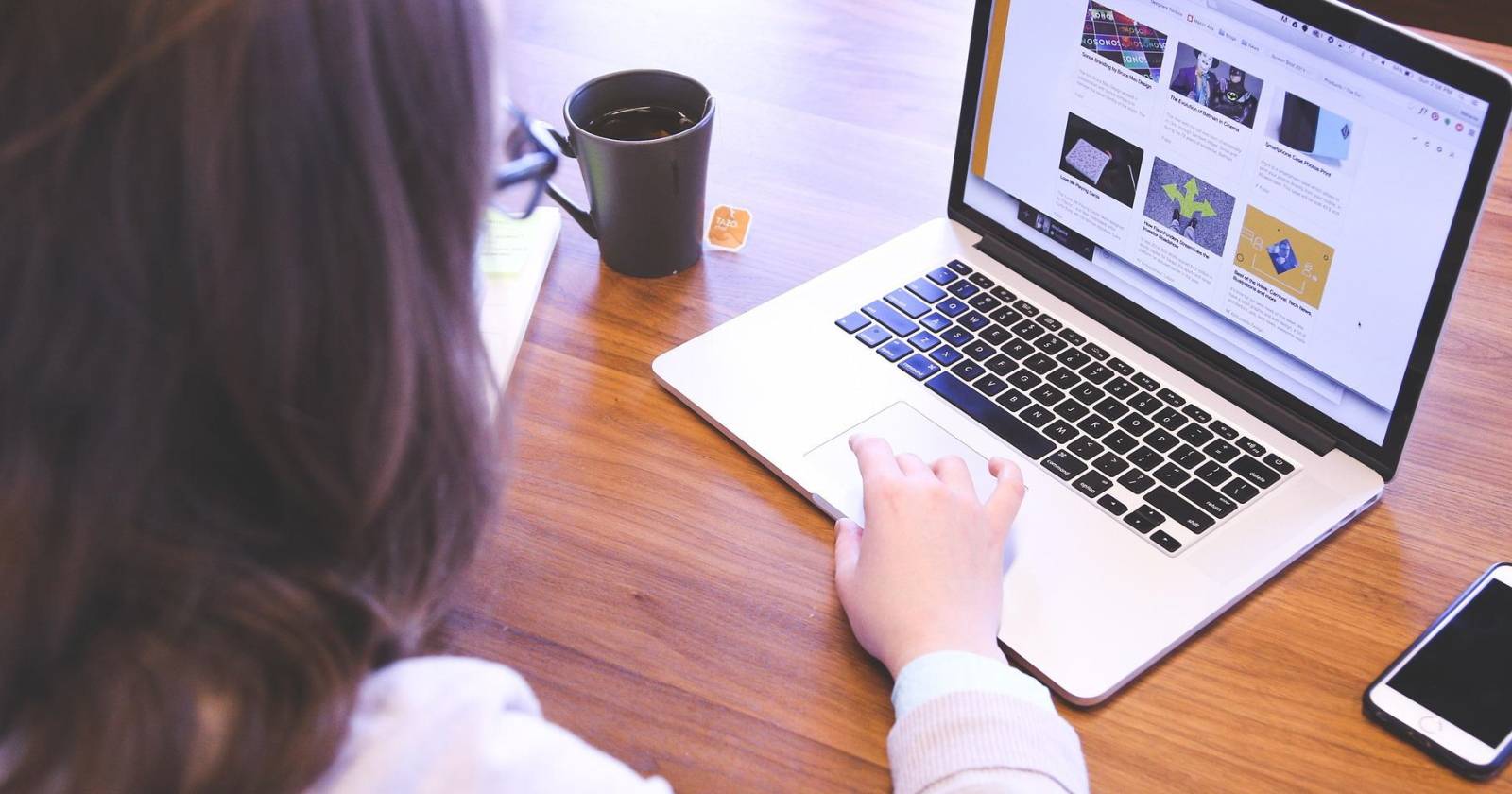 Женщина просматривает экран ноутбука с открытым Microsoft Teams