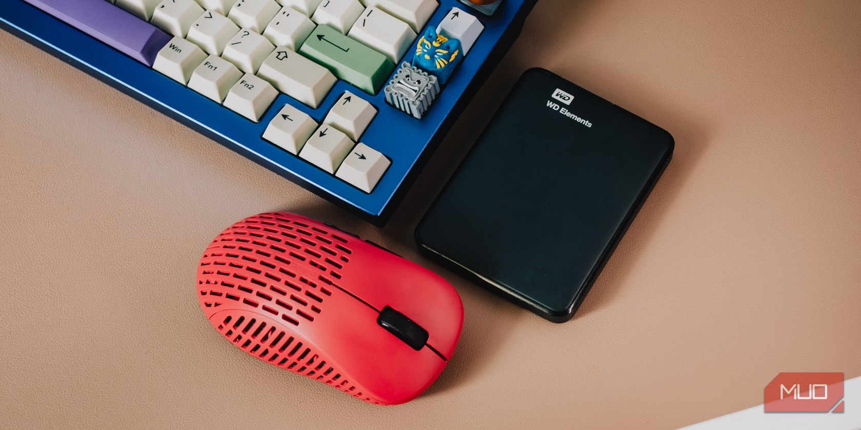 Внешний жёсткий диск рядом с мышью и клавиатурой