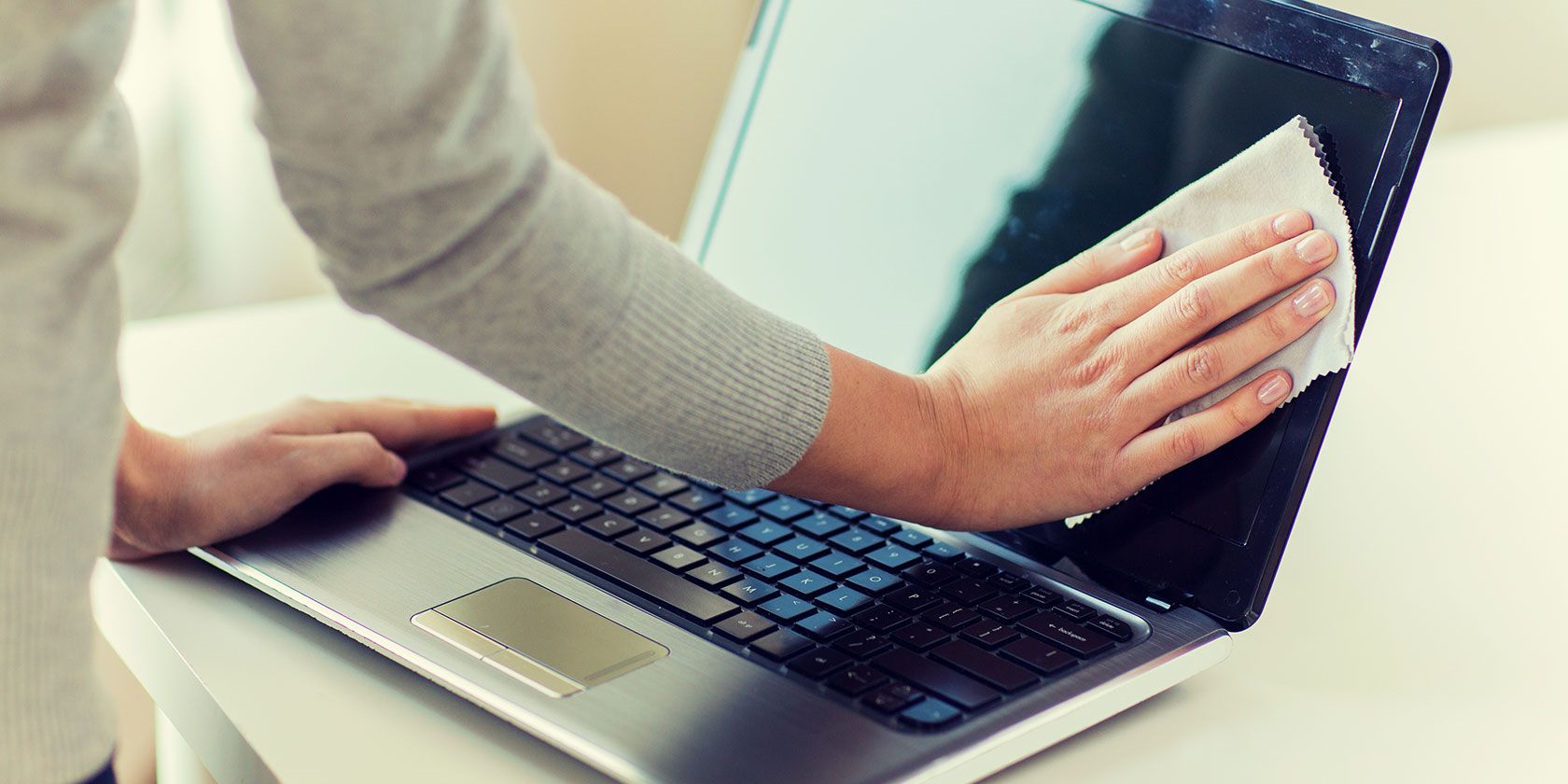 Как безопасно очистить экран компьютера