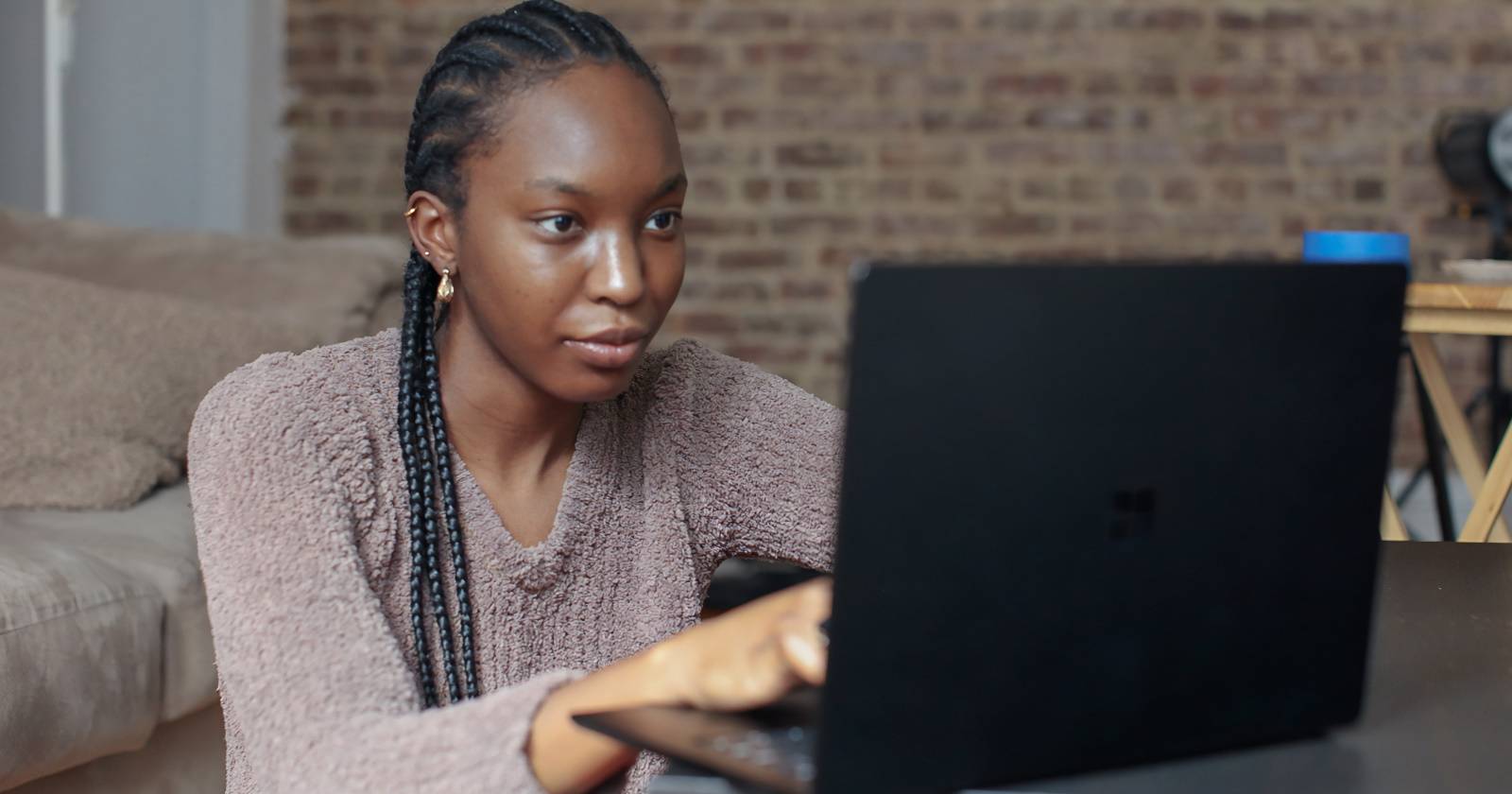 Женщина за ноутбуком, редактирует и просматривает фотографии