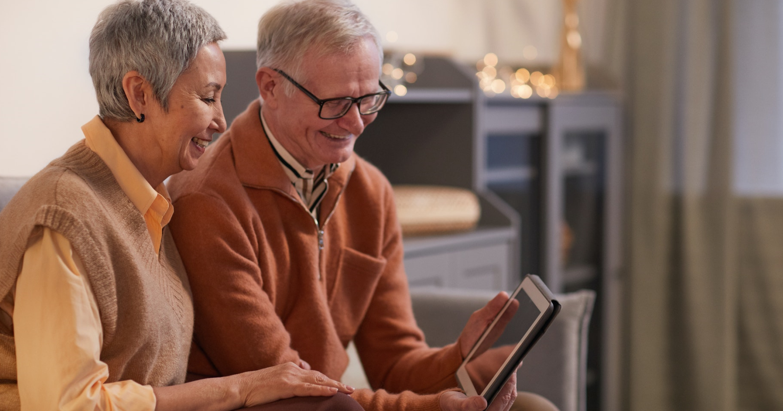 Родители разговаривают по видеосвязи через смарт‑дисплей