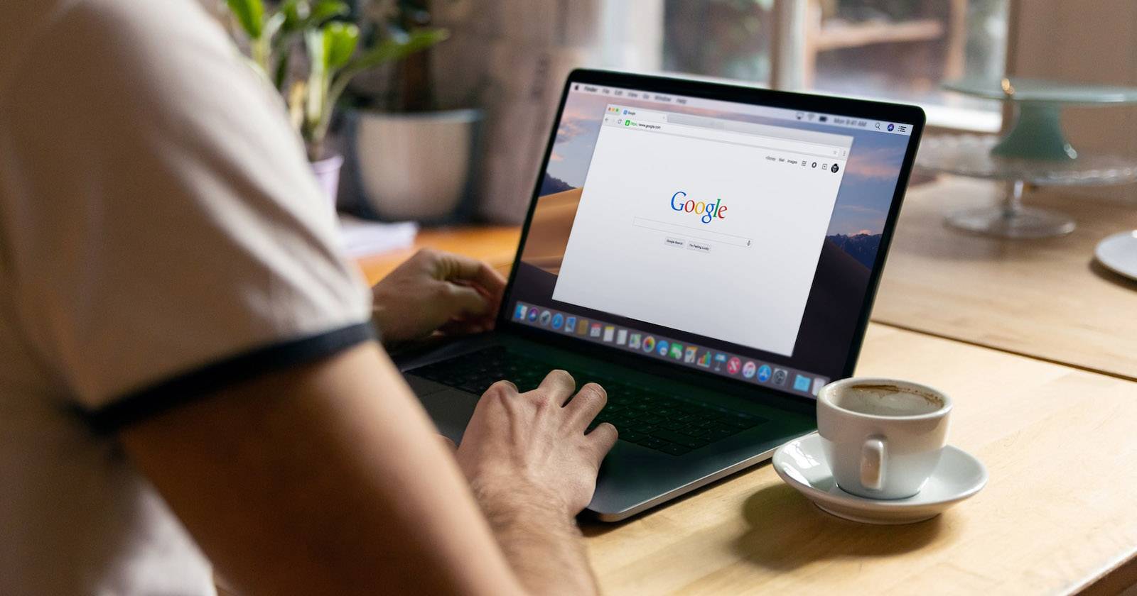 Ноутбук с открытым Google Chrome