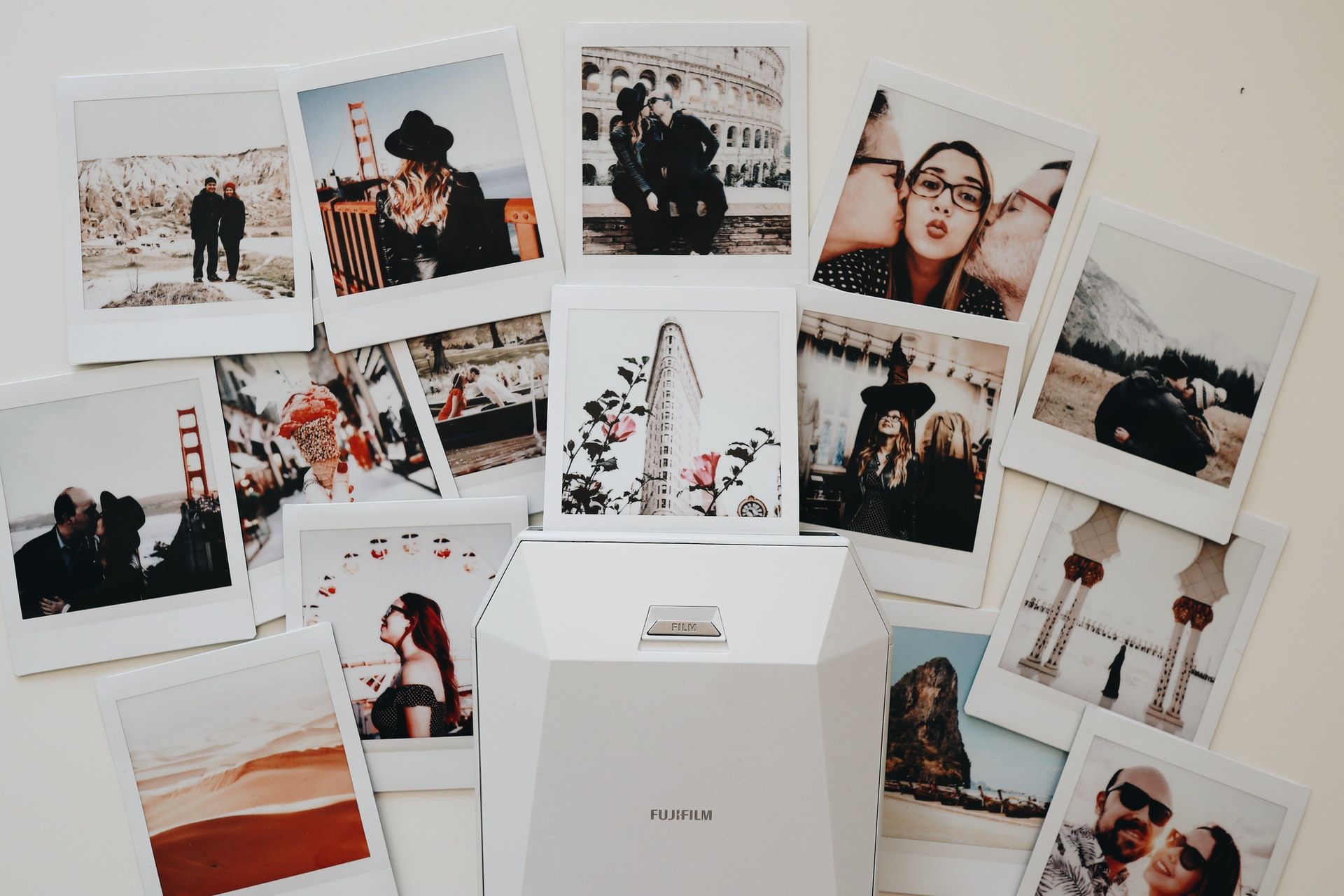 разбросанные Polaroid фотографии с портретами на столе
