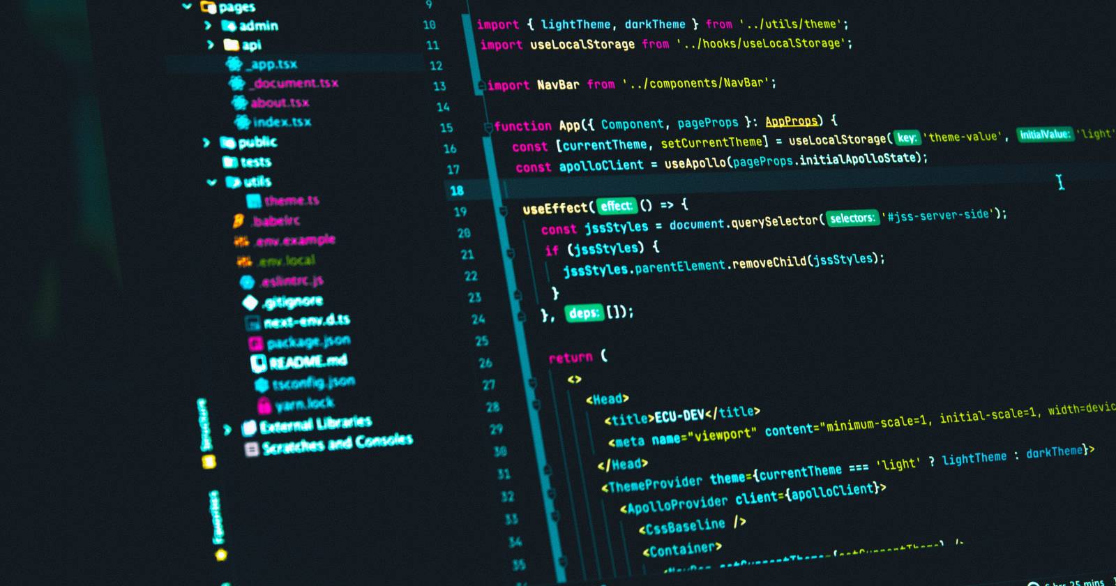 Монитор с чёрным экраном и строками кода