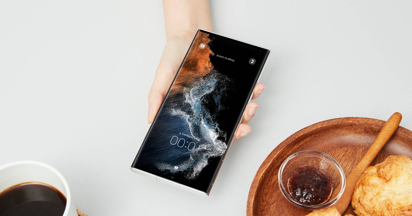 Руки, держащие Samsung Galaxy S22 Ultra