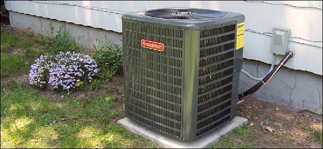 Внешний блок кондиционера с видимыми ребрами радиатора и вентилятором