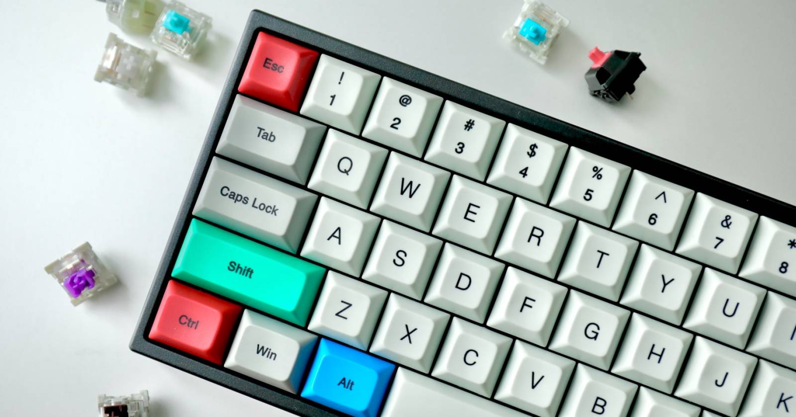 механическая клавиатура с колпачками клавиш