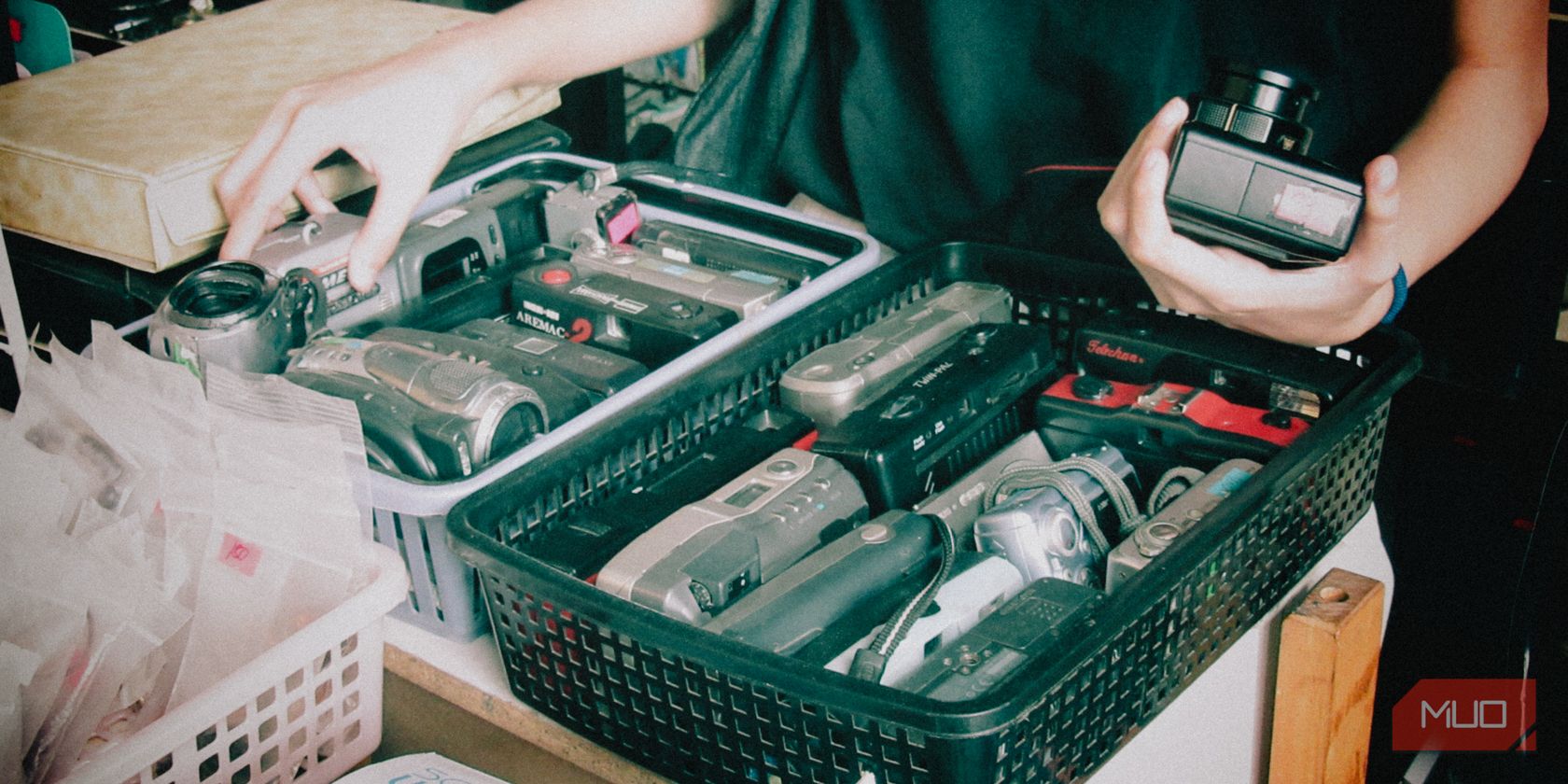 Лот старых компактных камер в лотке