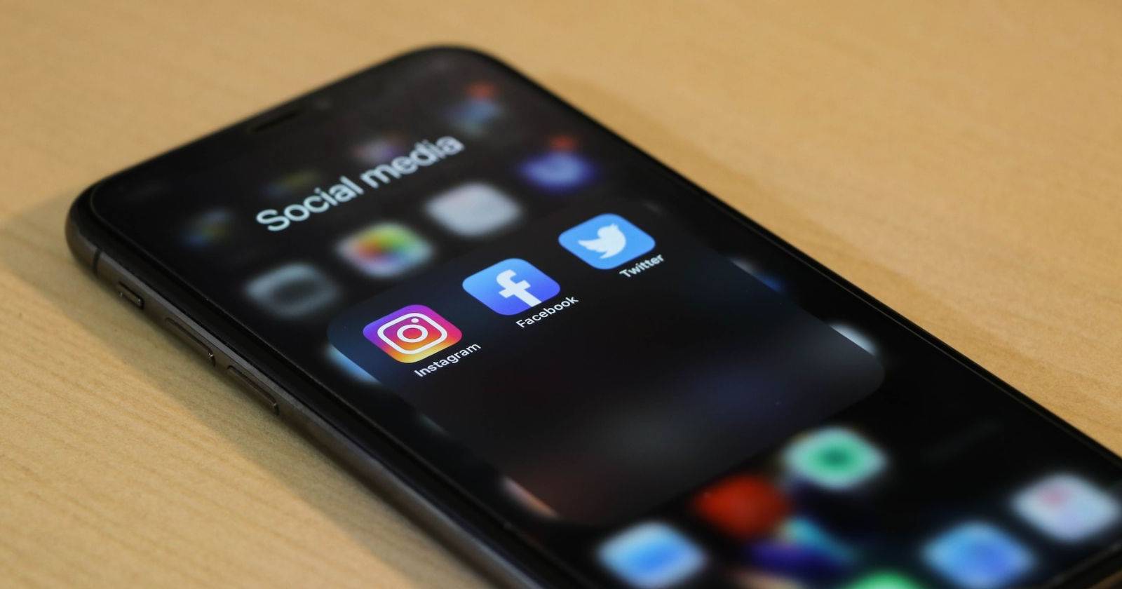 Дети используют приложения социальных сетей на смартфонах