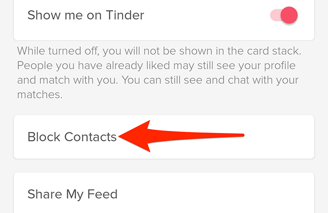 Выберите «Заблокировать контакты» в меню «Настройки» Tinder.