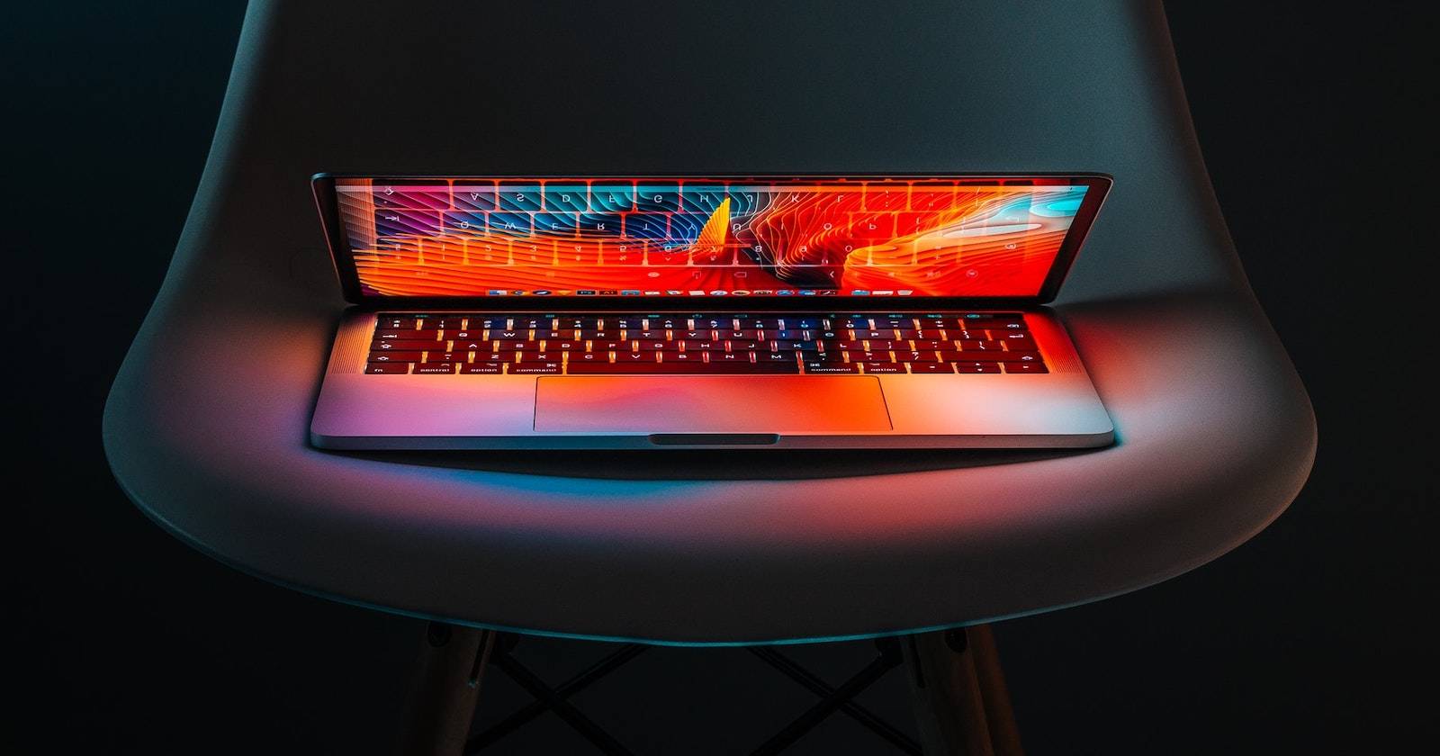 Наполовину открытый MacBook на стуле
