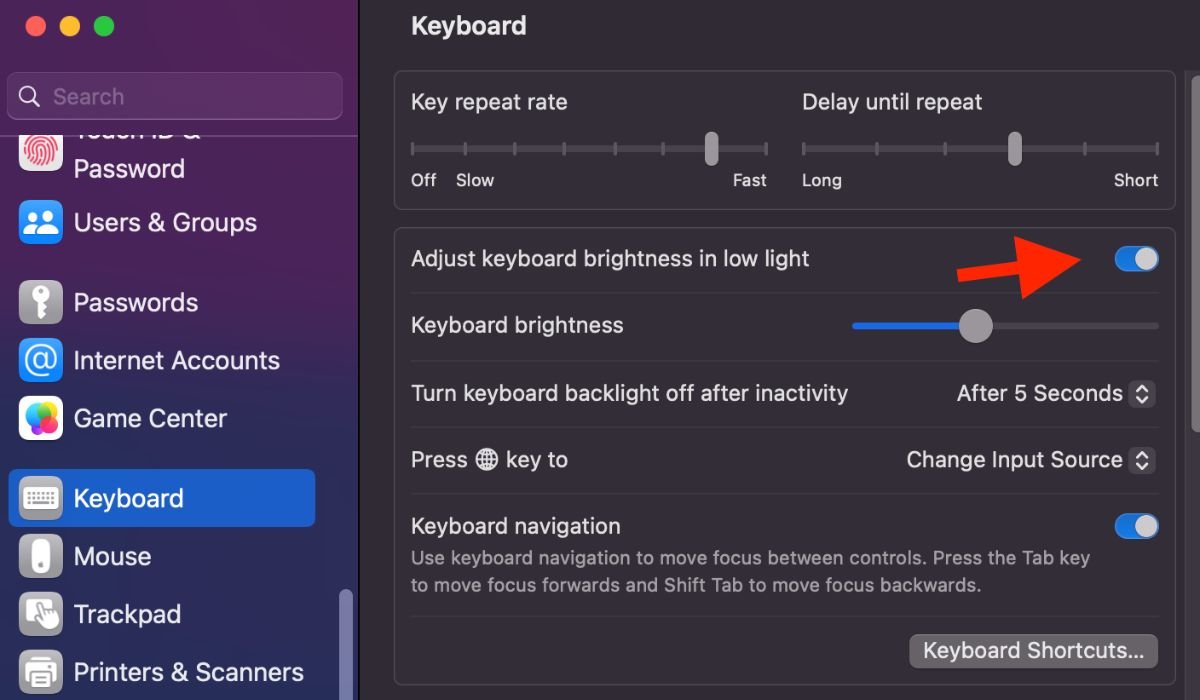 Отключите автоматическую регулировку яркости клавиатуры