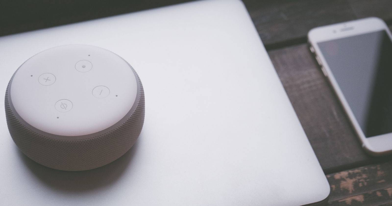 Ноутбук со смартфоном и колонкой Amazon Echo рядом