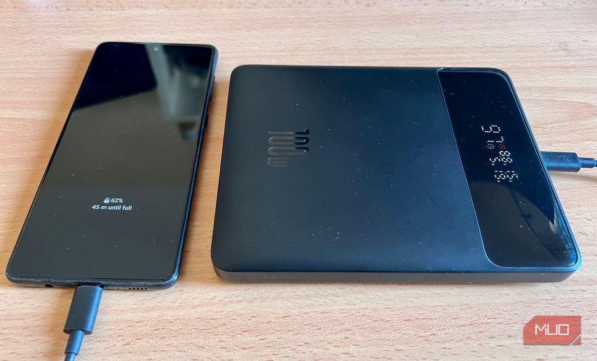 power bank заряжает смартфон