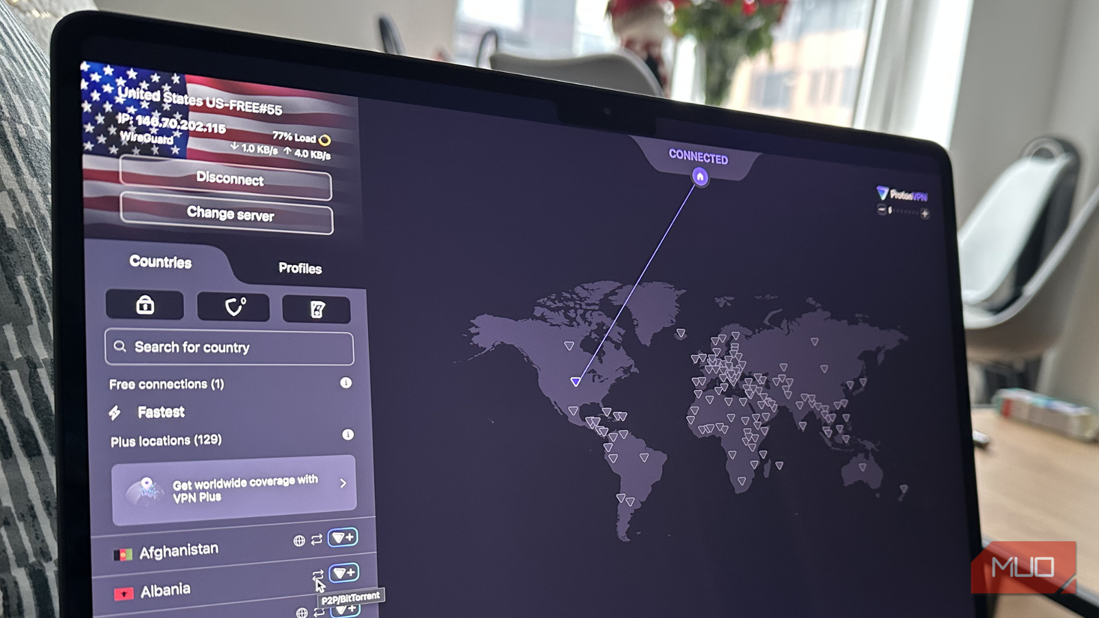 Использование VPN на MacBook — человек подключает VPN на ноутбуке с macOS