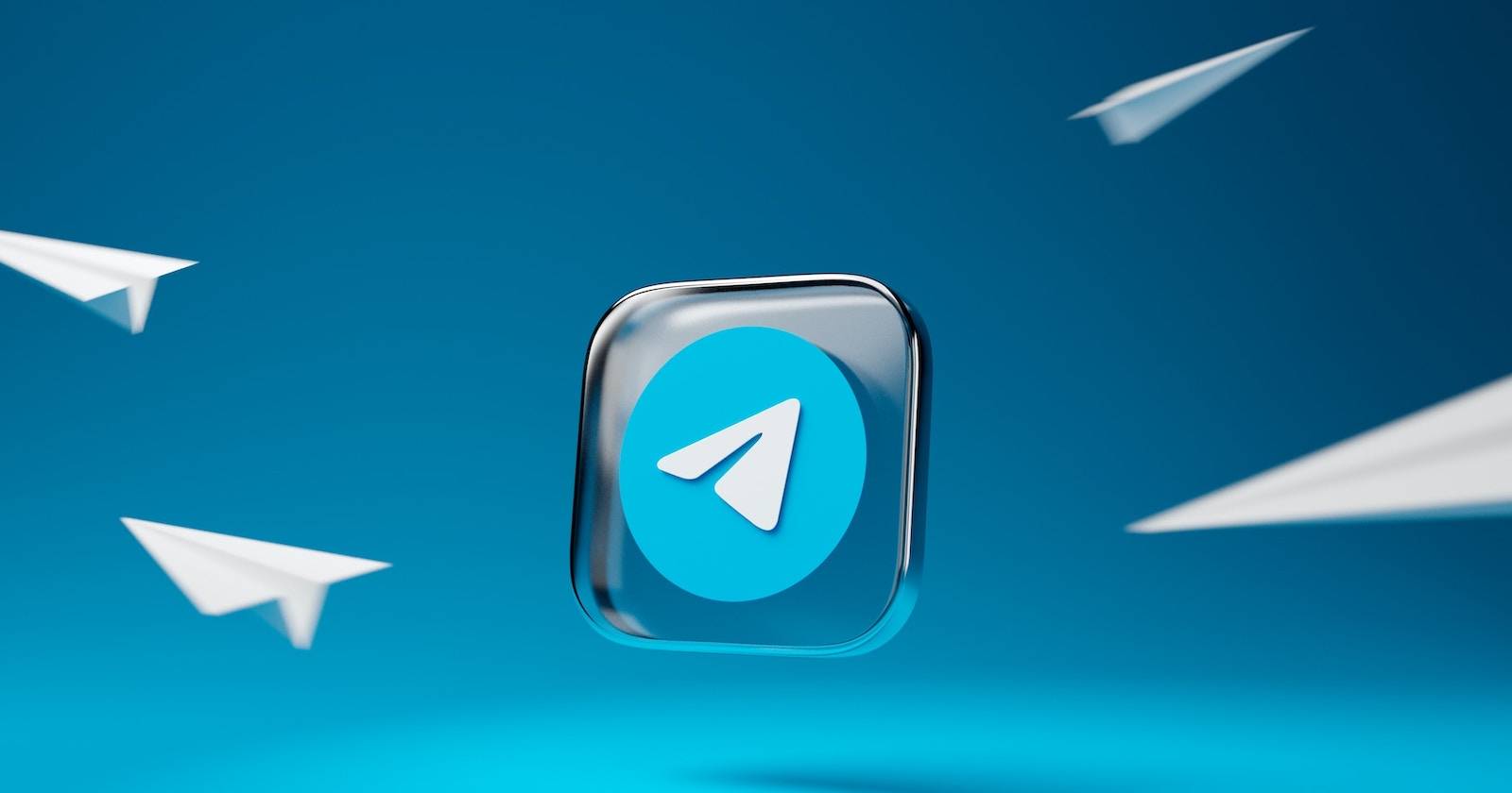 Значок Telegram с четырьмя бумажными самолётиками вокруг