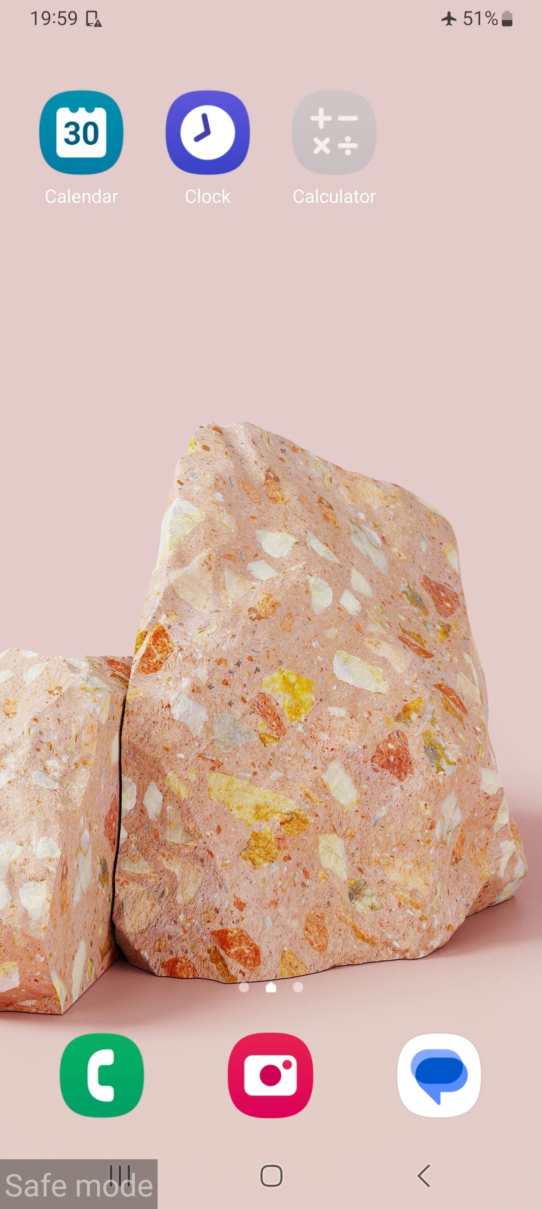 Надпись «Безопасный режим» в левом нижнем углу экрана смартфона