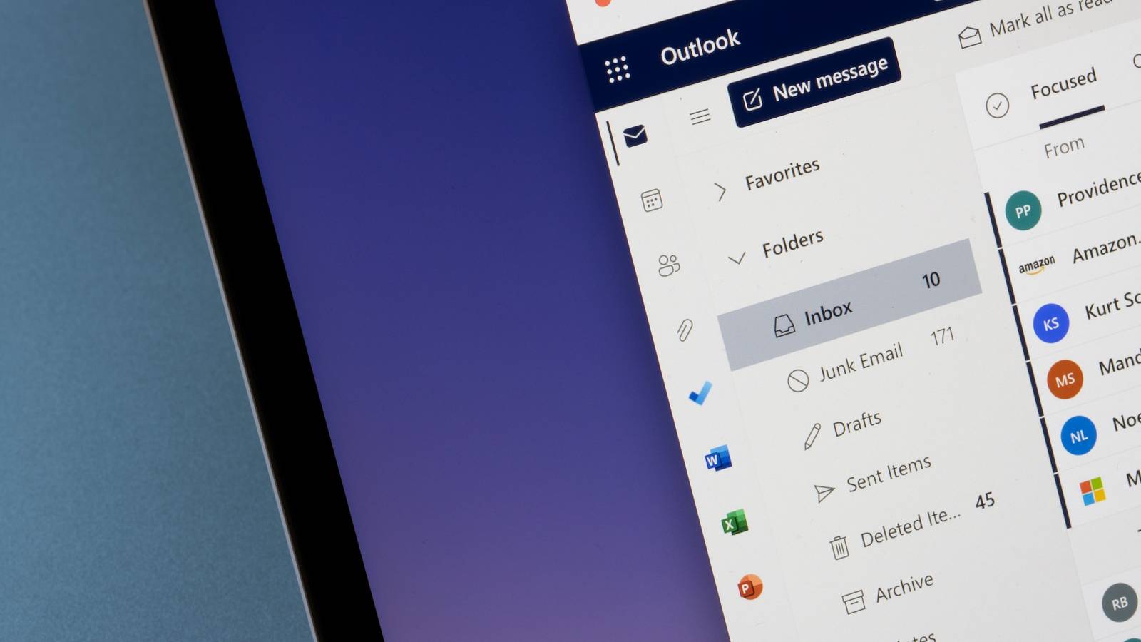 Outlook с панелью быстрого доступа и иконками приложений To Do, Word, Excel и PowerPoint на ноутбуке MacBook.