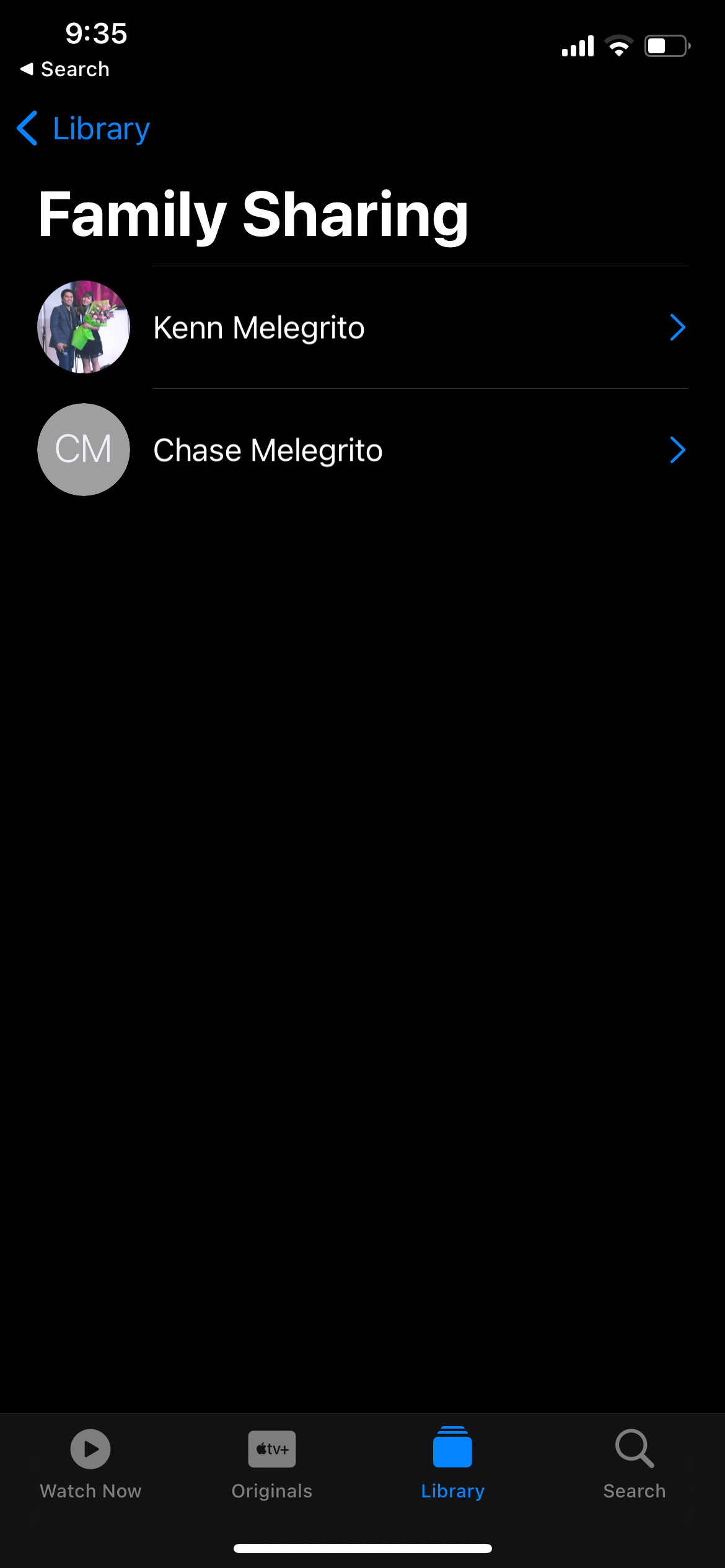 Список членов семьи в Apple TV на iPhone