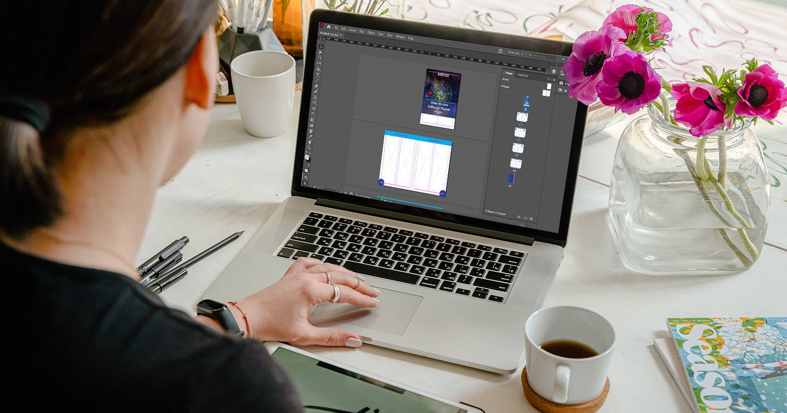 Дизайнер работает в InDesign с страницами-образцами