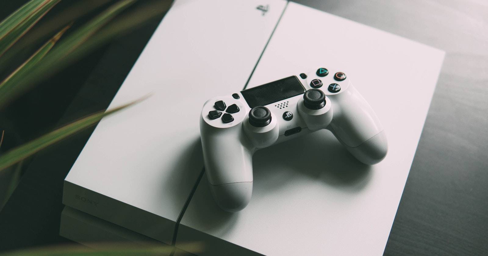 Белая консоль PS4 с белым беспроводным контроллером DualShock, положенным сверху