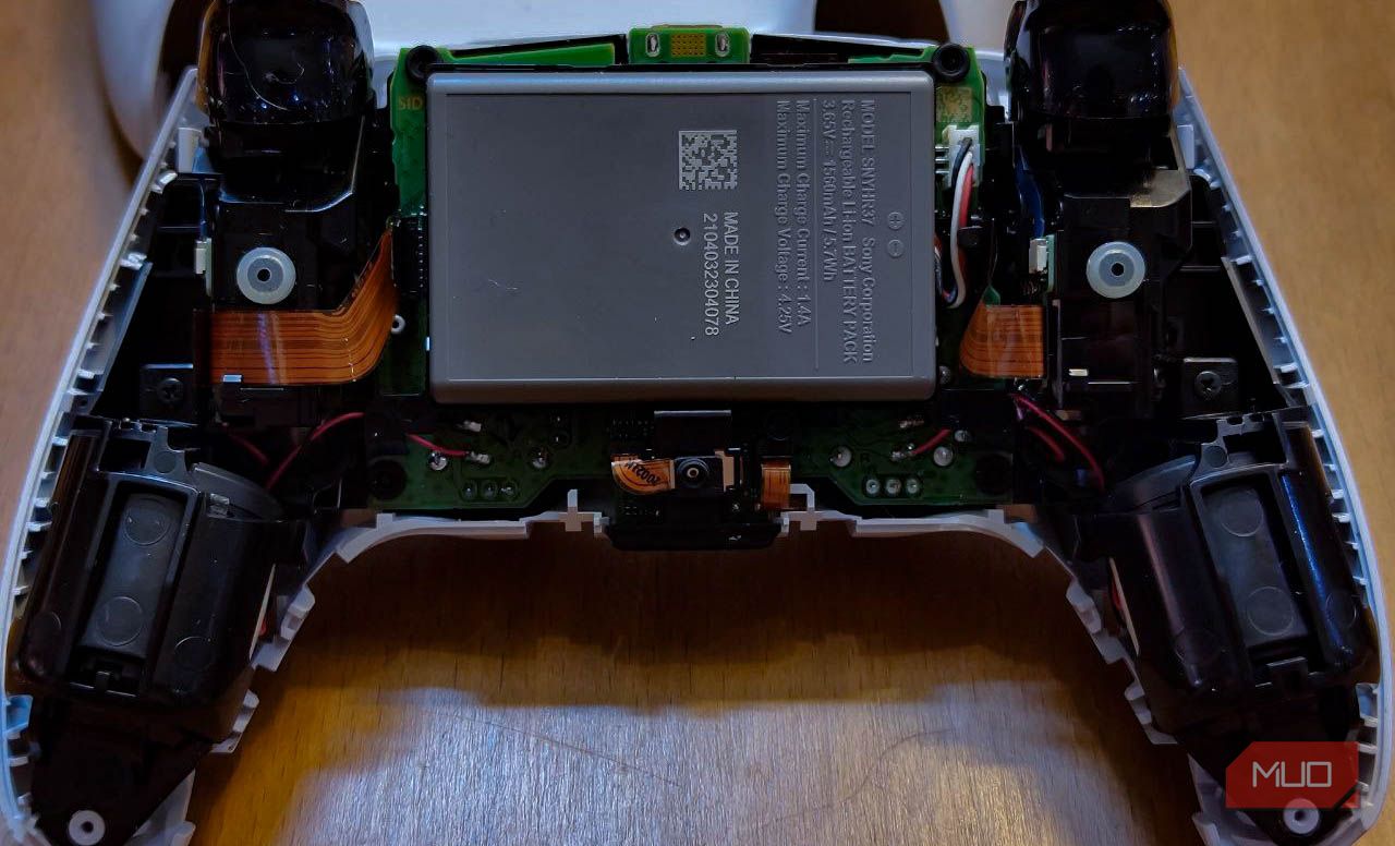 Снятая задняя крышка контроллера PS5