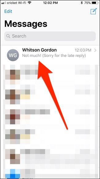 Экран чата iMessage: список приложений внизу экрана, видна иконка с лупой для поиска GIF