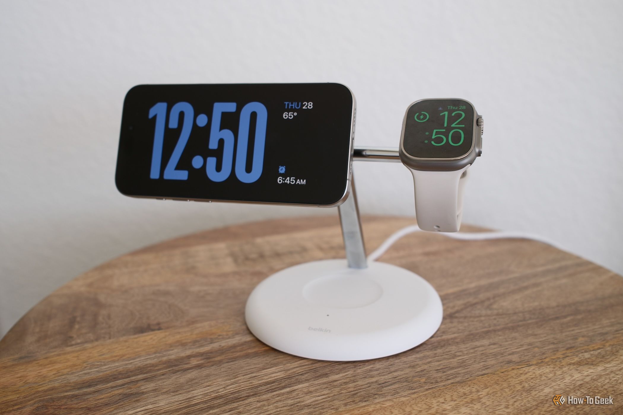 Беспроводная зарядка Belkin с iPhone и Apple Watch