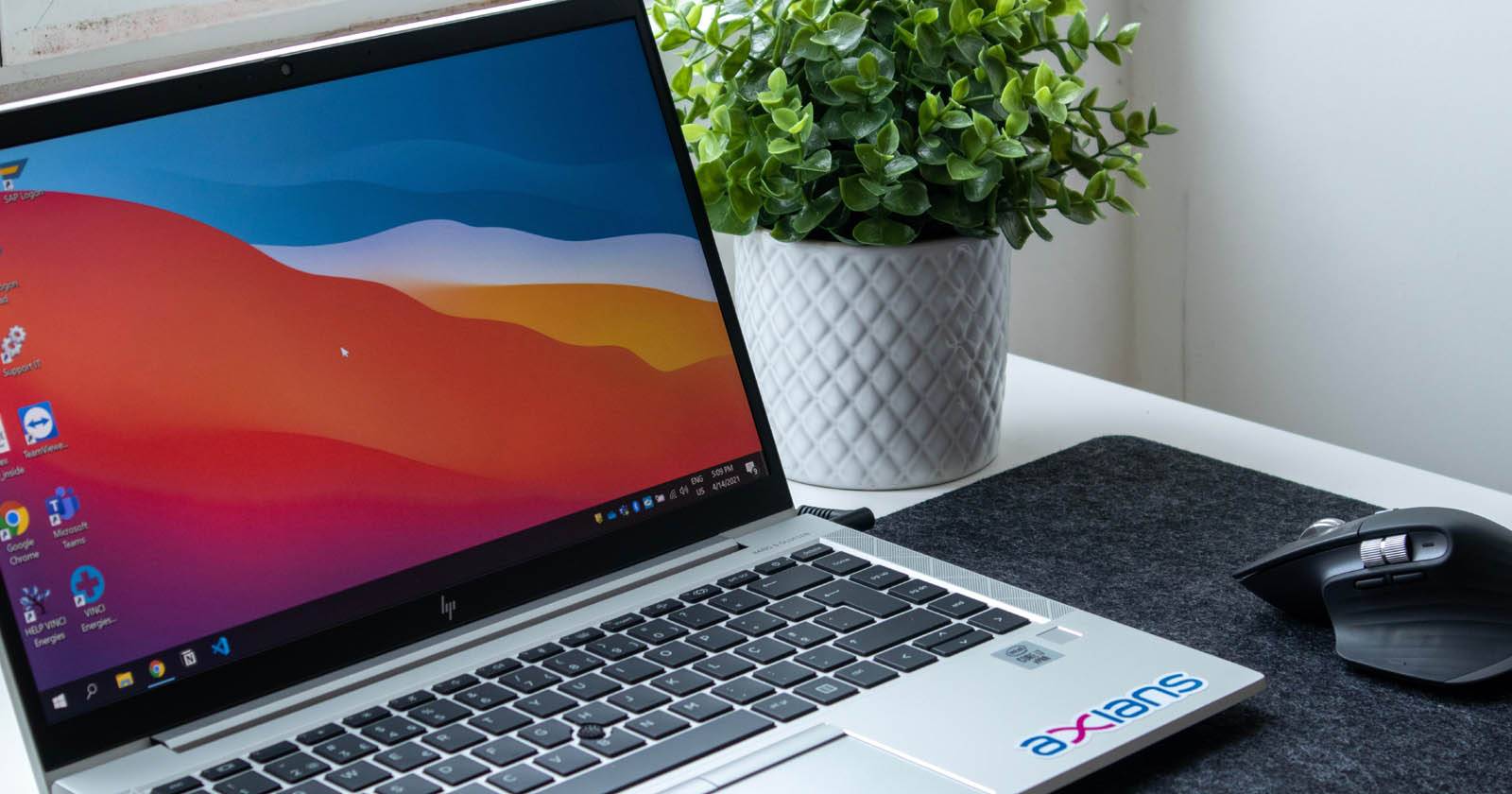 Ноутбук с Windows, показывающий рабочий стол
